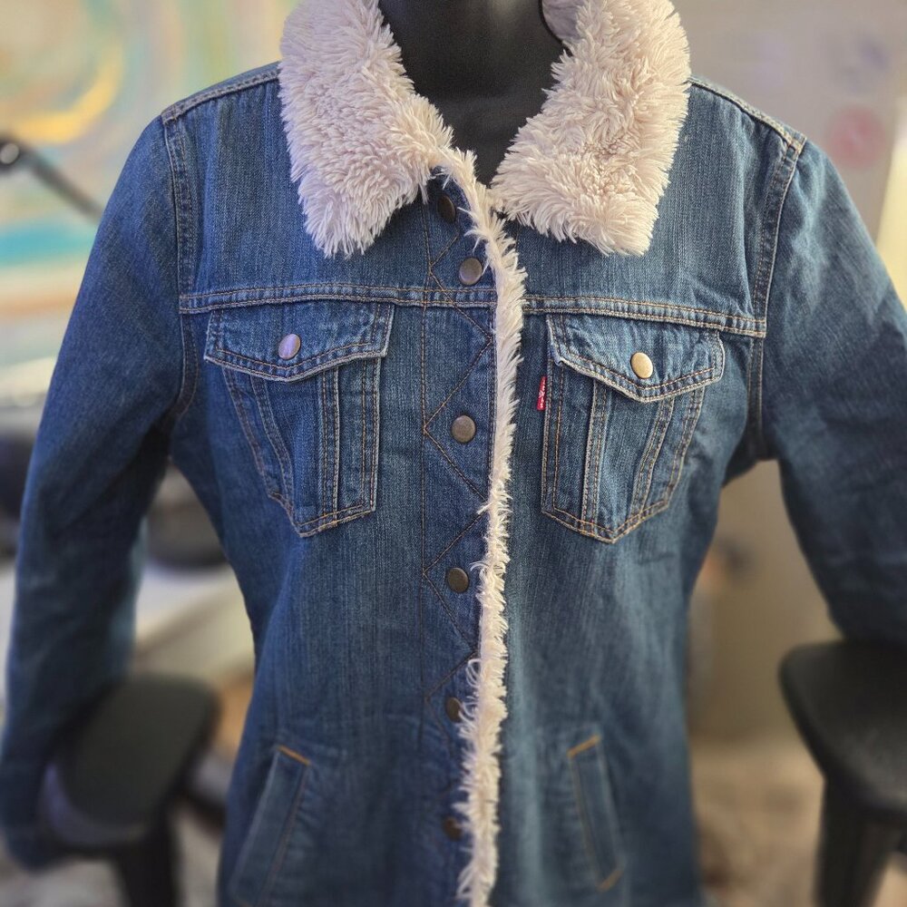 Levi’s Faux Shearling Denim Jacket – Vintage Style Cozy Trucker